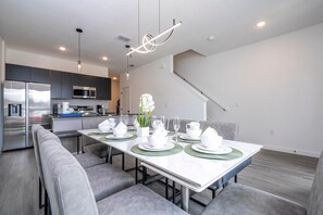 Condo, Multiple Beds (8761 ZD - 3 BD The Hub Paradise Cozy ) | Dining