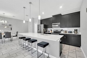 House, Multiple Beds (1569 SD - Modern Champions Gate Escap) | Private kitchen