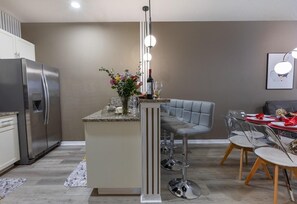 Condo, varias camas (8984 SD - Serene Lucaya Retreat) | Restaurantes