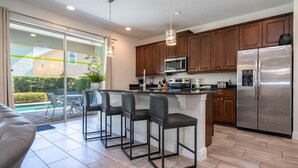 ハウス ベッド (複数台) (421 NP - Exquisite Retreat at Encore ) | 専用キッチン | 大型冷蔵庫、食器洗い機、電気ポット、トースター