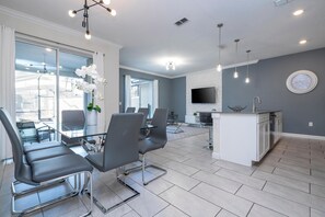 House, Multiple Beds (4337 QS - Charming Hideaway) | Dining - 4337 QS - Charming Hideaway (Kissimmee)