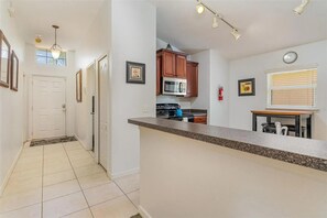 Casa, varias camas (2226 RR - Elegant Retreat Private Poo) | Cocina privada | Horno y tetera eléctrica 