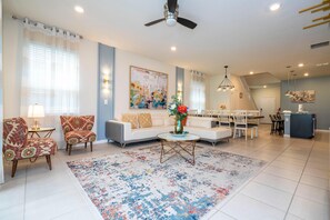 Nhà, nhiều giường (4462 KR - Spacious Resort Getaway) | Khu phòng khách
