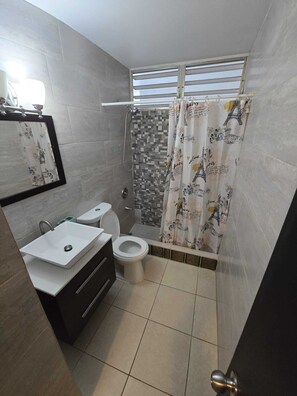 Regadera, toallas, papel de baño 