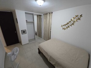 2 habitaciones, tabla de planchar con plancha y cuna de viaje 