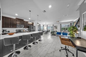 Huoneisto, useita sänkyjä (1010 SS - Modern Comfort Oasis) | Yksityinen keittiö | Uuni, vedenkeitin