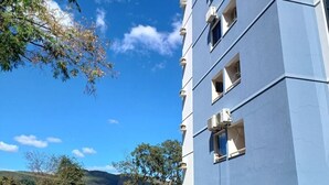 Un immeuble à plusieurs étages avec un espace de stationnement à l’avant.