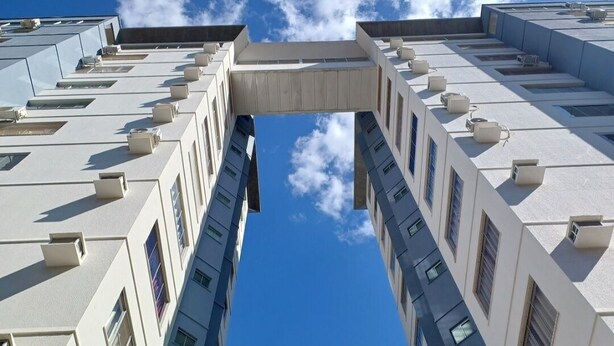 Un bâtiment moderne doté d’un atrium central et de plusieurs étages.