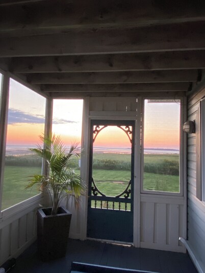 Private oceanfront cottage, amazing beach, sunsets and view-only minutes to PEI!