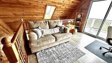 Televisor intel·ligent, llar de foc i llibres