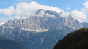 Una cordillera con picos escarpados y un valle boscoso.