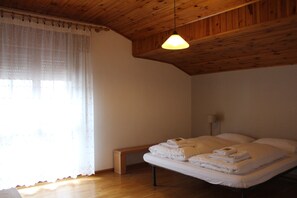 2 dormitoris, planxa i posts de planxar, wifi i roba de llit
