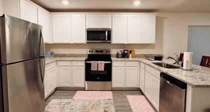 Stay2Nite - A Charming 4-bedroom building with WiFi, AC in lovely Vero Beach