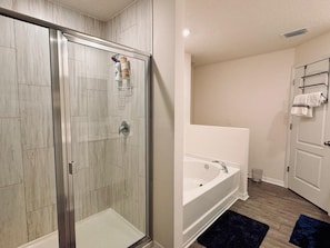 Een haardroger, handdoeken, shampoo, toiletpapier