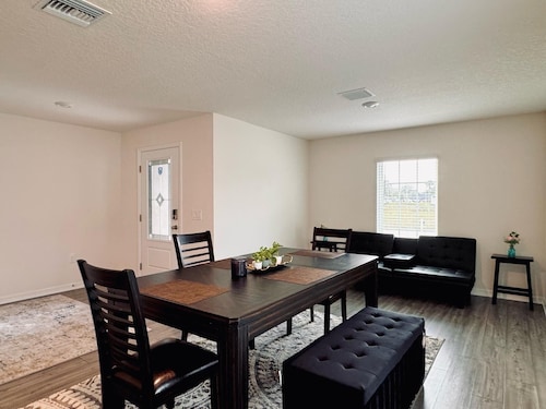 Stay2Nite - A Charming 4-bedroom building with WiFi, AC in lovely Vero Beach