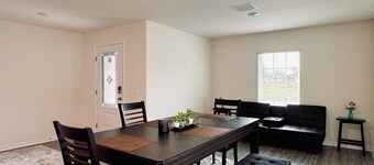 Stay2Nite - A Charming 4-bedroom building with WiFi, AC in lovely Vero Beach