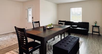 Stay2Nite - A Charming 4-bedroom building with WiFi, AC in lovely Vero Beach