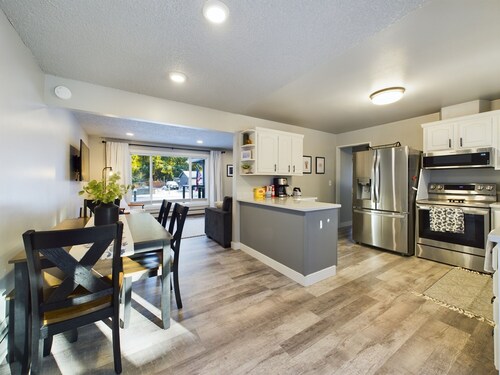 Home Near Mendenhall Glacier with Large Backyard