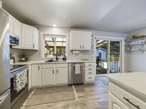 Kylskåp, mikrovågsugn, ugn och spishäll