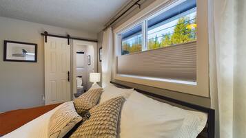 3 chambres, bureau, fer et planche Ă repasser, lit parapluie