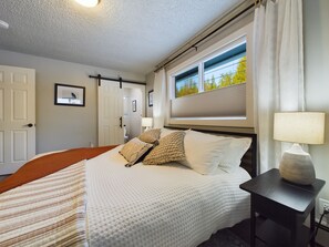 3 bedrooms, desk, iron/ironing board, travel cot - Home Near Mendenhall Glacier with Large Backyard (Juneau)