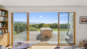 Televisión, chimenea, libros, estéreo