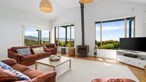 Televisie, een open haard, boeken en een stereo