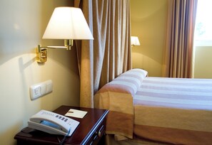 Comfort-huone | Tallelokero huoneessa, pimennysverhot