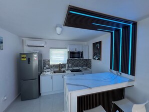 Réfrigérateur, micro-ondes, plaque de cuisson, cafetière/bouilloire