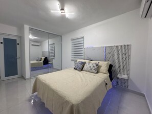 5 chambres, coffres-forts dans les chambres, bureau