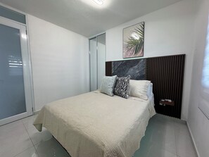 5 Schlafzimmer, Zimmersafe, Schreibtisch, Bügeleisen/Bügelbrett