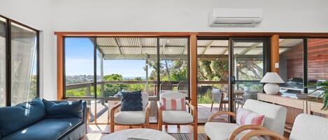 Una televisión, una chimenea