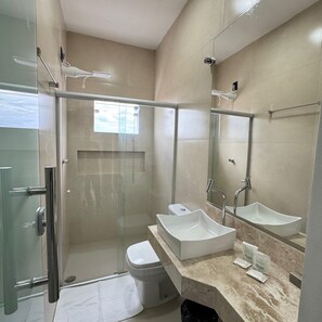 Kahden hengen deluxe-huone, 1 keskisuuri parisänky | Kylpyhuone | Suihku, pyyhkeet, saippua, sampoo