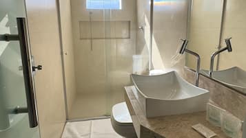Deluxe Double Room, 1 Queen Bed | Bathroom | Shower, towels, soap, shampoo