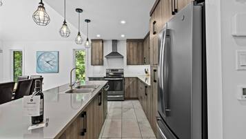 Réfrigérateur, micro-ondes, four, plaque de cuisson