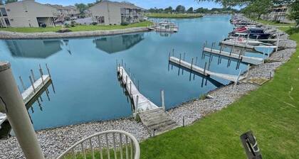 Waterfront Cozy 1 Bedroom Condo on the inlet to Lake Erie boat dock steps away.