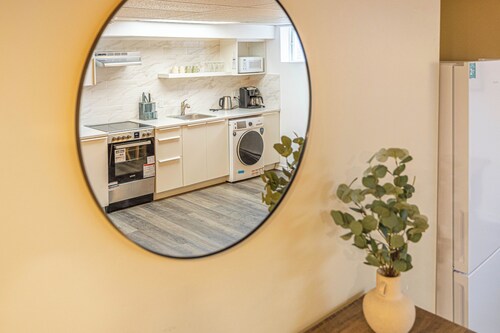 Spacious 2BDRs Apt,ALL NEW! Close to DT /1 parking