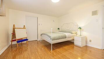 2 chambres, fer et planche à repasser, Wi-Fi, draps fournis