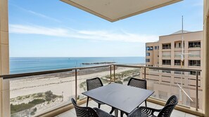 Outdoor dining - Belle Escapes - Ocean Views at the Bay (Glenelg)