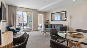 Smart TV - Belle Escapes - Ocean Views at the Bay (Glenelg)