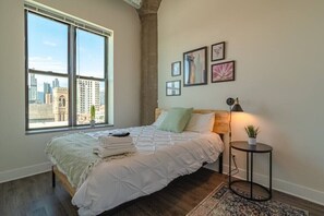 2 chambres, fer et planche à repasser, lit de bébé portatif