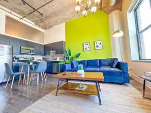 TV, books - Spacious 2BR Apt South Loop Skyline near McCormick Place & Soldier Field (Chicago)