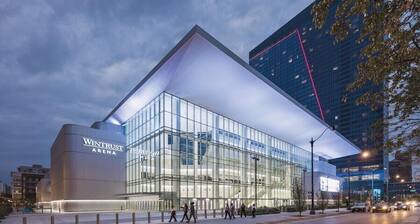 McCormick Place Skyline view 2b/2b unit with optional parking for up to 8 guests