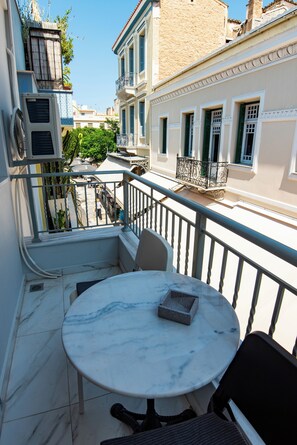 Outdoor dining - Nefeli Flat in Historic Centre (Athina)