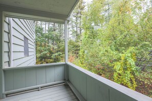 Property grounds - Official Seasons RMC Condo 03F - 1 bedroom + loft - sleeps 7 - No Fees (Bartlett)