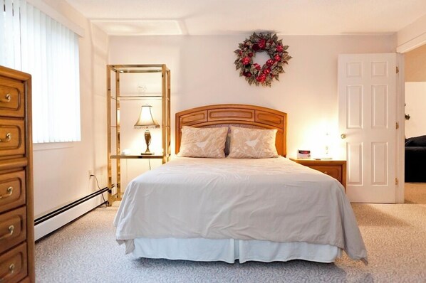 1 bedroom, iron/ironing board, Internet, bed sheets - Official Seasons RMC Condo - 1 bedroom + loft - sleeps 7 - No Fees (Bartlett)