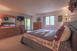 1 bedroom, iron/ironing board, Internet, bed sheets - Official Seasons RMC Condo 03F - 1 bedroom + loft - sleeps 7 - No Fees (Bartlett)