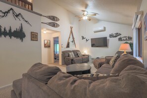 TV, video games, DVD player, table football - Official Seasons RMC Condo 03F - 1 bedroom + loft - sleeps 7 - No Fees (Bartlett)