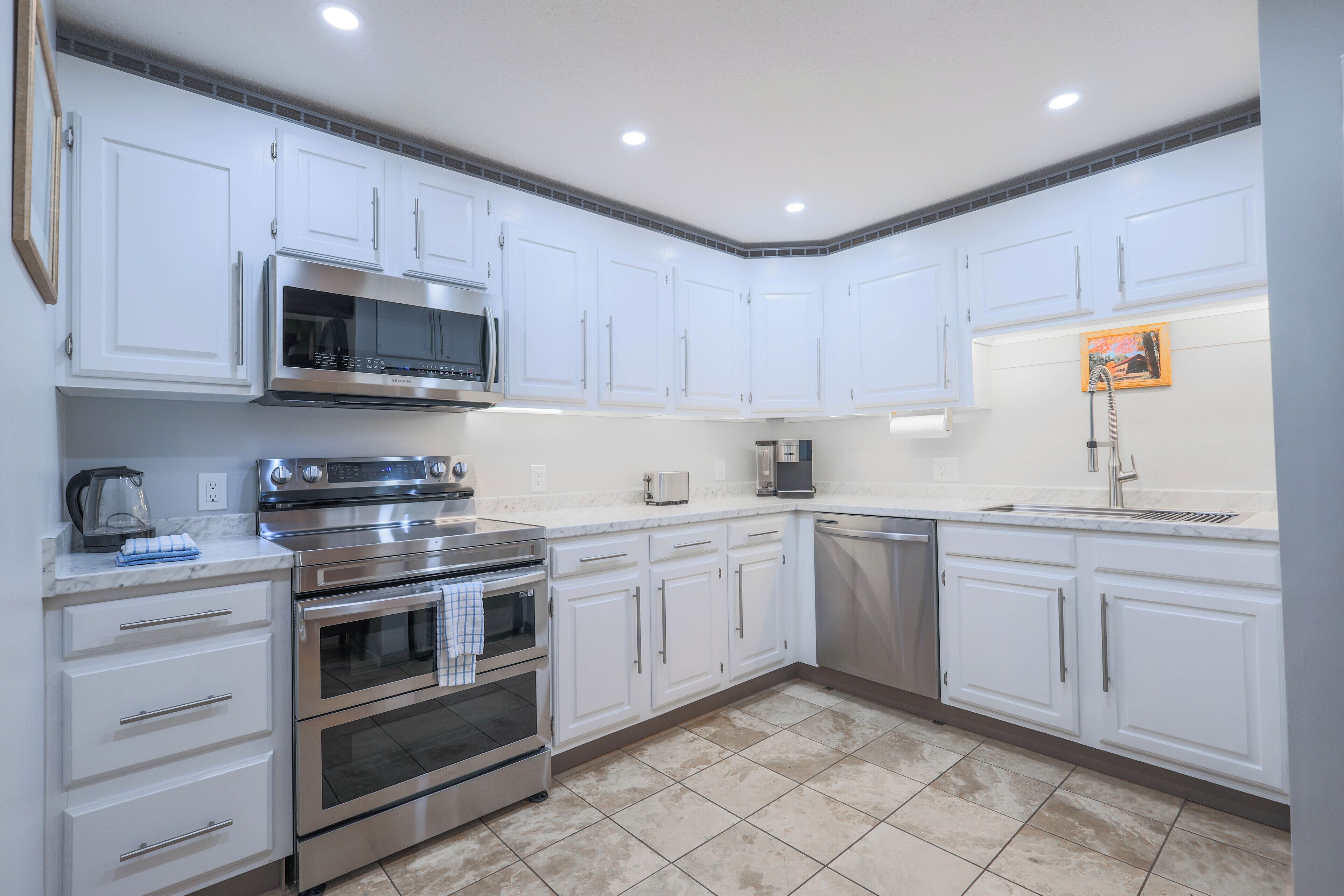 Coffee/tea maker, fridge, microwave, oven