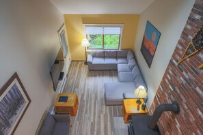 Télévision, jeux vidéo, lecteur de DVD, baby-foot